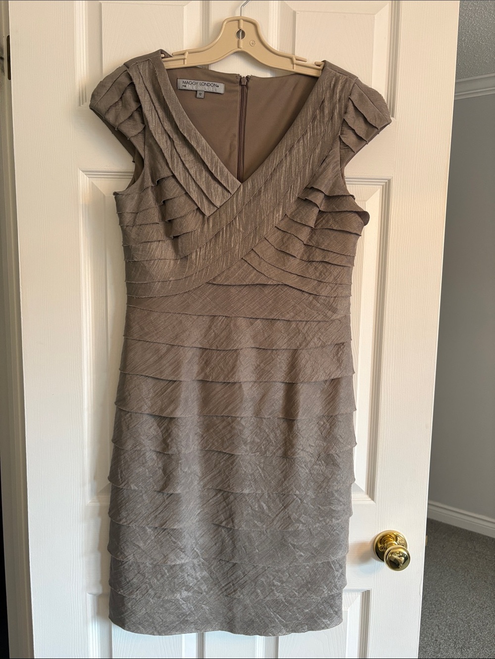 MAGGY LONDON by MELANIE LYNE Champagne Layered V-Neck Midi Dress